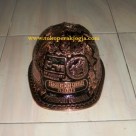 Helm ukir perak, helm ukir, helm tatah, pengrajin helm ukir kotagede, kerajinan helm ukir kotagede. toko helm perak, helm ukir silver, helm ukir tembaga, helm ukir kuningan, helm ukir alumunium, engraved hard hat, engraved hard hat for sale, engraved aluminum hard hat, brass hard hats, copper hard hats, engraved silver hard hat, personalized hard hats, carved hard hat, Carved helmet, hand carved hard hats, engraved hard hats indonesia, Silver carving helmet, custom hard hat, helm ukir pertambangan laut, helm ukir pertambangan darat, helm ukir pertambangan gas, helm tambang, helm ukir pertambangan batubara, custom hard hat, helm pt freeport