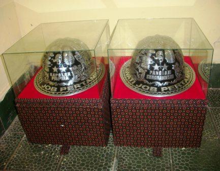 Helm ukir perak, helm ukir custom, helm ukir kotagede, toko helm ukir perak, helm ukir silver, helm ukir tembaga, helm ukir kuningan, helm ukir alumunium, harga helm ukir, Plakat helm ukir, helm ukir pt shaftindo energi, engraved carved hard hat,