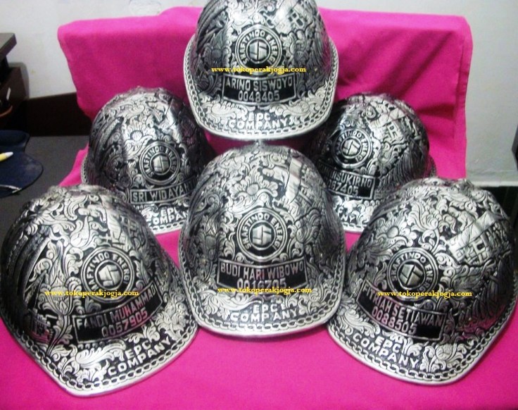 helm ukir pt shaftindo energi, Helm ukir perak, helm ukir custom, helm ukir kotagede, Plakat helm perak, toko helm ukir, custom Engraved hard hat, silver hard hat, katalog helm ukir, harga helm ukir