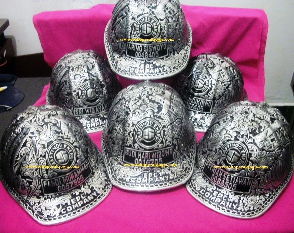 helm ukir pt shaftindo energi, Helm ukir perak, helm ukir custom, helm ukir kotagede, Plakat helm perak, toko helm ukir, custom Engraved hard hat, silver hard hat, katalog helm ukir, harga helm ukir