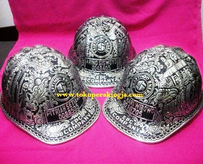 Helm ukir perak, helm ukir custom, helm ukir kotagede, toko helm ukir perak, helm ukir silver, helm ukir tembaga, helm ukir kuningan, helm ukir alumunium, harga helm ukir, Plakat helm ukir, helm ukir pt shaftindo energi, engraved carved hard hat,
