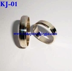 Untuk melihat contoh contoh lain cincin kawin perak, silahkan klik link hijau dibawah ini: Katagori cincin kawin perak Toko Perak Jogja