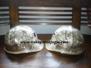 Helm ukir perak, helm ukir, helm perak, helm tatah, pengrajin helm ukir kotagede, toko helm perak, helm ukir silver, helm ukir tembaga, helm ukir kuningan, helm ukir alumunium, engraved hard hat, engraved hard hat for sale, engraved aluminum hard hat, brass hard hats, copper hard hats, engraved silver hard hat, personalized hard hats, carved hard hat, Carved helmet, hand carved hard hats, engraved hard hats indonesia, Silver carving helmet, custom hard hat, engraved silverhard hat