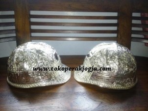 Helm ukir perak, helm ukir, helm tatah, pengrajin helm ukir kotagede, kerajinan helm ukir kotagede. toko helm perak, helm ukir silver, helm ukir tembaga, helm ukir kuningan, helm ukir alumunium, engraved hard hat, engraved hard hat for sale, engraved aluminum hard hat, brass hard hats, copper hard hats, engraved silver hard hat, personalized hard hats, carved hard hat, Carved helmet, hand carved hard hats, engraved hard hats indonesia, Silver carving helmet, custom hard hat, helm ukir pertambangan laut, helm ukir pertambangan darat, helm ukir pertambangan gas, helm tambang, helm ukir pertambangan batubara