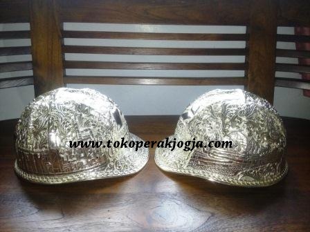 Helm ukir perak, helm ukir custom, helm ukir kotagede, toko helm ukir perak, helm ukir silver, helm ukir tembaga, helm ukir kuningan, helm ukir alumunium, harga helm ukir, Plakat helm ukir, helm ukir pt shaftindo energi, engraved carved hard hat,