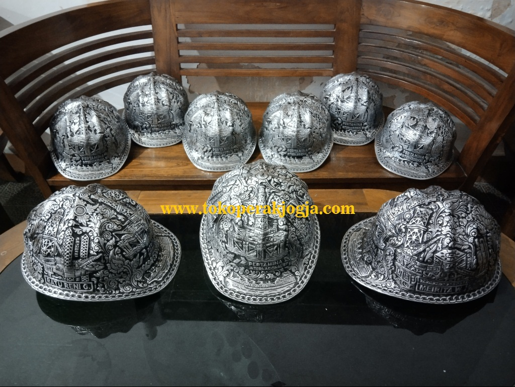 Helm ukir perak, helm ukir custom, helm ukir kotagede, toko helm perak, helm ukir silver, helm ukir tembaga, helm ukir kuningan, helm ukir alumunium, harga helm ukir, Plakat helm ukir, helm ukir pt pertamina