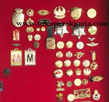 pin, emblim, keratuan pugung, pin madukoro, pin bintang, pin amarta bumi, emblem, plakat, logo, lencana, lencana korpri, lencana tanda jasa, lencana tni, lencana bhayangkar