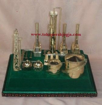 miniatur silver kotagede, miniatur kilang pertamina, plakat souvenir pertambangan