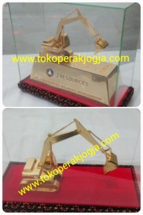 miniatur bego, miniatur trakror, souvenir pertambangan, Backhoe Loader, Backhoe Tractor, Caterpillar, miniatur excavator, beko