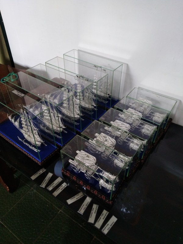 miniatur kereta kuda dua, miniatur andong kuda dua, miniatur andong kotagede, miniatur andong perak, miniatur kapal, miniatur kapal bahan perak , miniatur kapal bahan silver, miniatur silver kotagede, kerajinan miniatur kotagede, miniatur kapal pinisi, mimatur kapal finisi, miniatur kapal konstitusi