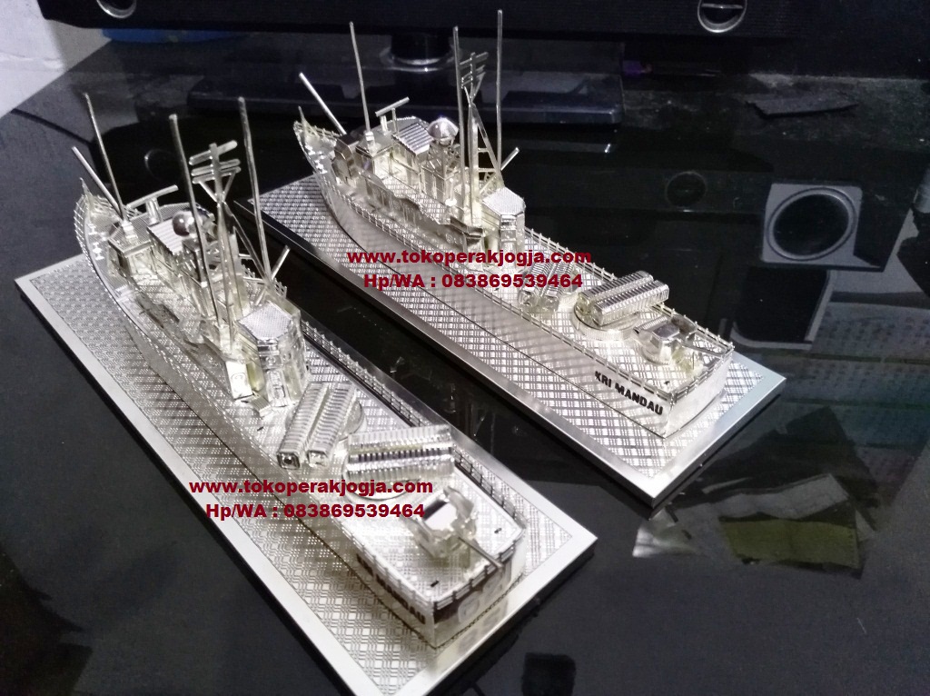 miniatur kapal, miniatur kapal kri mandau, miniatur kapal kri fatahillah, miniatur kapal bahan silver, miniatur silver kotagede, miniatur perak kotagede, kerajinan miniatur silver, miniatur silver viligri, miniature custom silver perak,