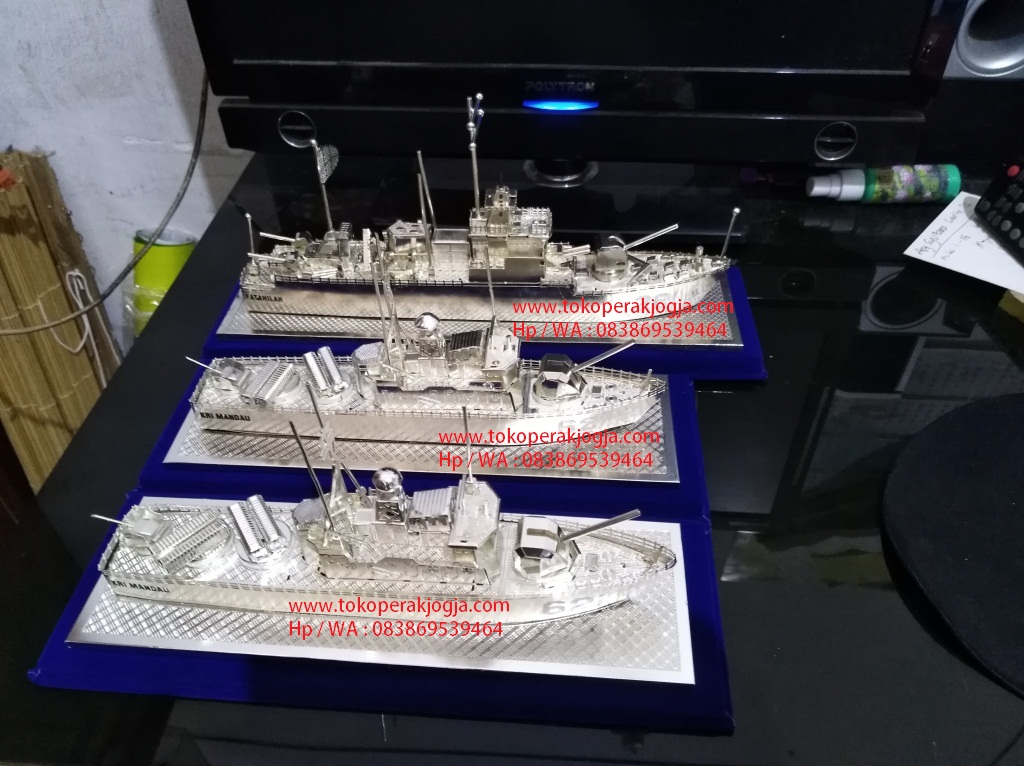 miniatur kapal, miniatur kapal kri mandau, miniatur kapal kri fatahillah, miniatur kapal bahan silver,miniatur silver kotagede,miniatur perak kotagede, kerajinan miniatur silver, miniatur silver viligri, custom silver perak