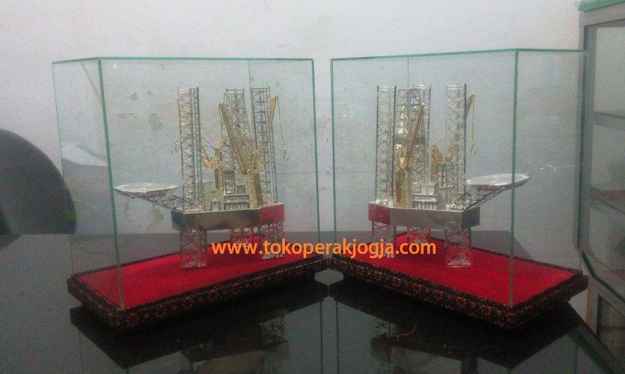 Miniatur Oil rig silver, miniatur offshore silver, miniatur land drilling, miniatur rig offshore platform, miniature drilling rigs, miniature silver rig jack up, miniature custom silver, miniatur perak custom, miniatur perak silver,