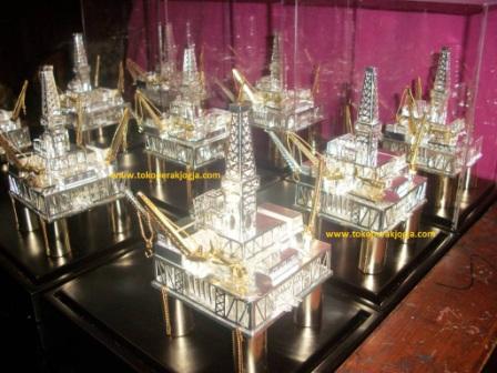 Miniatur Oil rig silver, miniatur offshore silver, miniatur land drilling, miniatur rig offshore platform, miniature drilling rigs, miniature silver rig jack up, miniature custom silver, miniatur perak custom, miniatur perak silver,t,