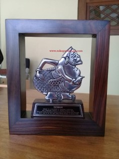 miniatur wayang, souvenir, souvenir wayang, souvenir seminar, souvenir pensiun, tempat bolpoin, tempat tissue, jam meja, pigura wayang