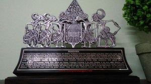 miniatur wayang, souvenir, souvenir wayang, souvenir seminar, souvenir pensiun, tempat bolpoin, tempat tissue, jam meja, pigura wayang