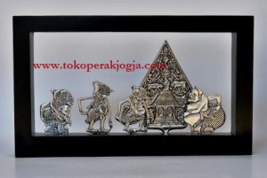 miniatur wayang, souvenir, souvenir wayang, souvenir seminar, souvenir pensiun, tempat bolpoin, tempat tissue, jam meja, pigura wayang