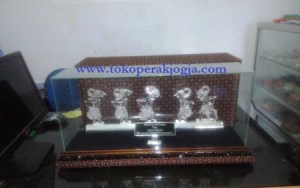 souvenir yogya, souvenir jogja, miniatur wayang, souvenir, souvenir wayang, souvenir seminar, souvenir pensiun, tempat bolpoin, tempat tissue, jam meja, pigura wayang, rama sinta, pendawa limo
