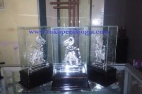 souvenir yogya, souvenir jogja, miniatur wayang, souvenir, souvenir wayang, souvenir seminar, souvenir pensiun, tempat bolpoin, tempat tissue, jam meja, pigura wayang, rama sinta, pendawa limo