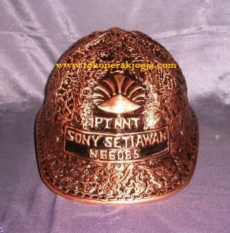 Helm ukir perak, helm ukir custom, helm ukir kotagede, toko helm ukir perak, helm ukir silver, helm ukir tembaga, helm ukir kuningan, helm ukir alumunium, harga helm ukir, helm ukir nnt, engraved brass hard hat, engraved copper hard hat