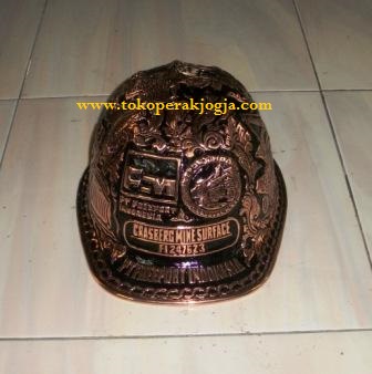 Helm ukir perak, helm ukir custom, helm ukir kotagede, toko helm ukir perak, helm ukir silver, helm ukir tembaga, helm ukir kuningan, helm ukir alumunium, harga helm ukir, Plakat helm ukir, engraved brass hard hat, engraved copper hard hat