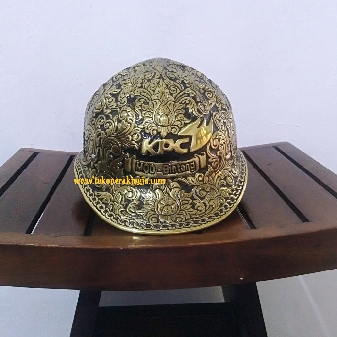 Helm ukir perak, helm ukir custom, helm ukir kotagede, toko helm perak, helm ukir silver, helm ukir tembaga, helm ukir kuningan, helm ukir alumunium, harga helm ukir, Plakat helm ukir, helm ukir pt kpc
