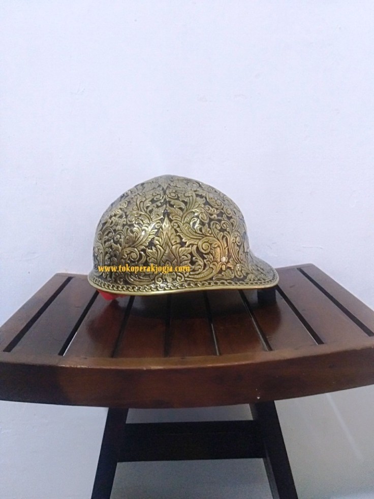 Helm ukir perak, helm ukir custom, helm ukir kotagede, toko helm perak, helm ukir silver, helm ukir tembaga, helm ukir kuningan, helm ukir alumunium, harga helm ukir, Plakat helm ukir, helm ukir pt kpc