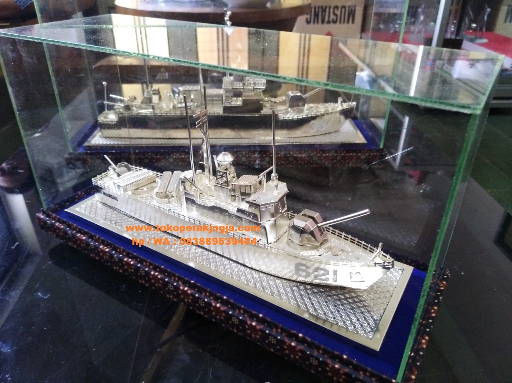 miniatur kapal, miniatur kapal kri mandau, miniatur kapal kri fatahillah, miniatur kapal silver, miniatur silver kotagede, miniatur perak kotagede, kerajinan miniatur silver, miniatur silver viligri, miniature custom silver perak,