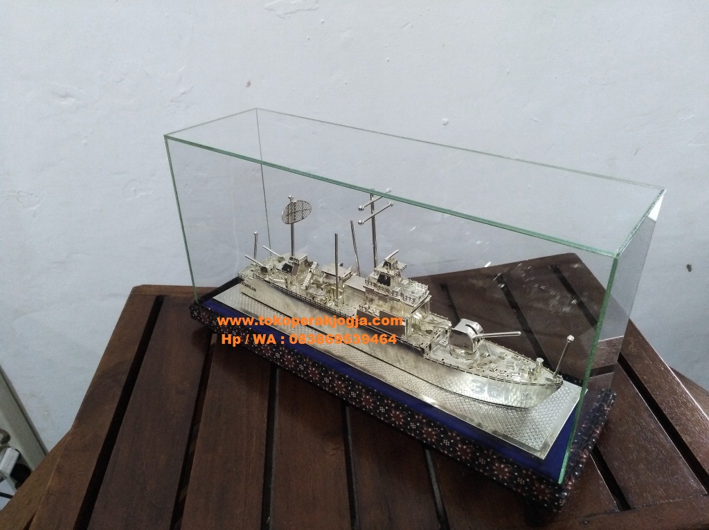 miniatur kapal, miniatur kapal kri mandau, miniatur kapal kri fatahillah, miniatur kapal bahan silver, miniatur silver kotagede, miniatur perak kotagede, kerajinan miniatur silver, miniatur silver viligri, miniature custom silver perak,