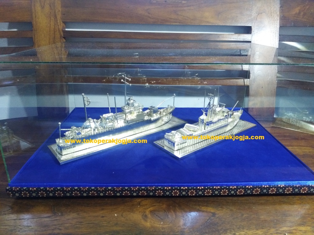 miniatur kapal, miniatur kapal kri mandau, miniatur kapal kri fatahillah, miniatur kapal silver, miniatur silver kotagede, miniatur perak kotagede, kerajinan miniatur silver, miniatur silver viligri, miniature custom silver perak,
