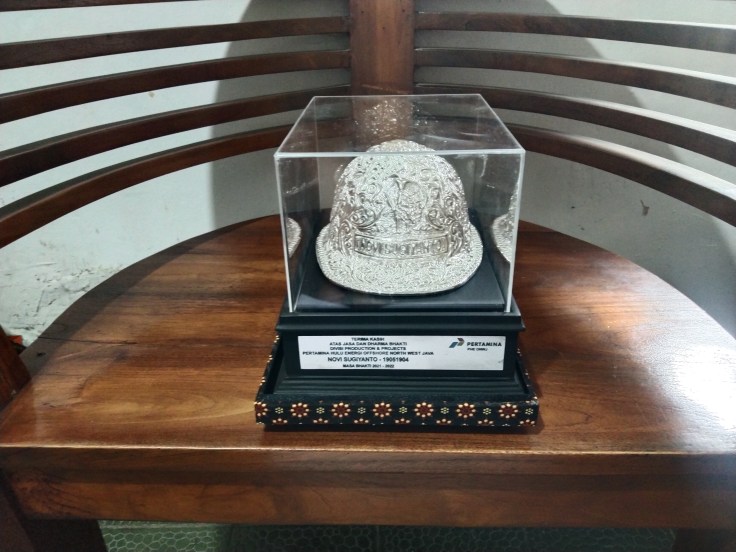 Helm ukir perak, helm ukir custom, helm ukir kotagede, Plakat helm perak, toko helm ukir, custom Engraved hard hat, silver hard hat, katalog helm ukir, harga helm ukir, helm ukir pt