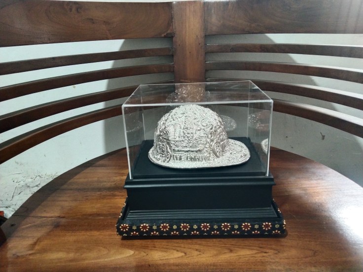 Helm ukir perak, helm ukir custom, helm ukir kotagede, Plakat helm perak, toko helm ukir, custom Engraved hard hat, silver hard hat, katalog helm ukir, harga helm ukir, helm ukir pt