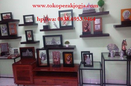 plakat silver custom, piala silver custom, thropy silver custom, thropi piala, medali custom, medali perak emas, medali silver, plakat wayang custom, wayang perak silver, pen holder, plakat gunungan silver, plakat pendawa lima,