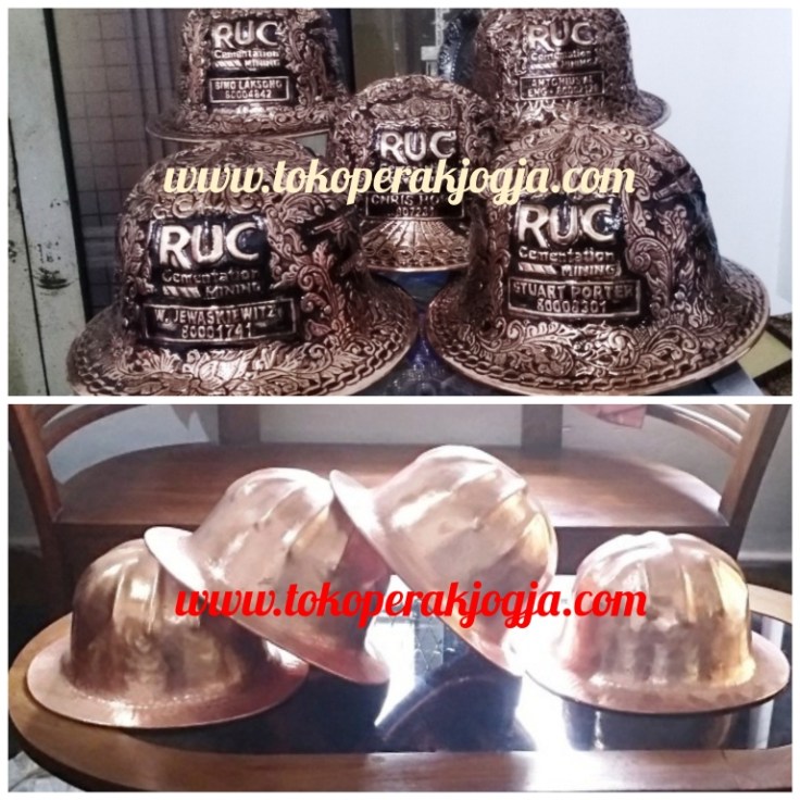 Helm ukir perak, helm ukir, helm tatah, pengrajin helm ukir, helm ukir kotagede, toko helm perak, helm ukir silver, helm ukir tembaga, helm ukir kuningan, helm ukir alumunium, helm ukir pertambangan