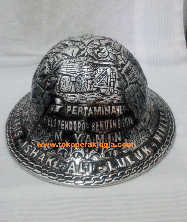 Helm ukir perak, helm ukir custom, helm ukir kotagede, toko helm perak, helm ukir silver, helm ukir tembaga, helm ukir kuningan, helm ukir alumunium, harga helm ukir, Plakat helm ukir, helm ukir pt pertamina EP