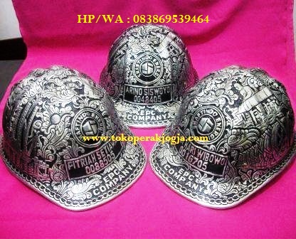 Helm ukir perak, helm ukir custom, helm ukir kotagede, Plakat helm perak, toko helm ukir, custom Engraved hard hat, silver hard hat, katalog helm ukir, harga helm ukir, helm ukir pt shaftindo