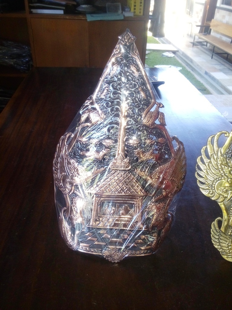 Lampu gantung custom, kap lampu custom, lampu dinding custom, lampu hias taman, kerajinan lampu kuningan, pengrajin lampu tembaga, kerajinan lampu alumunium, lampu tempel tembaga kuningan, kerajinan lampu hias,