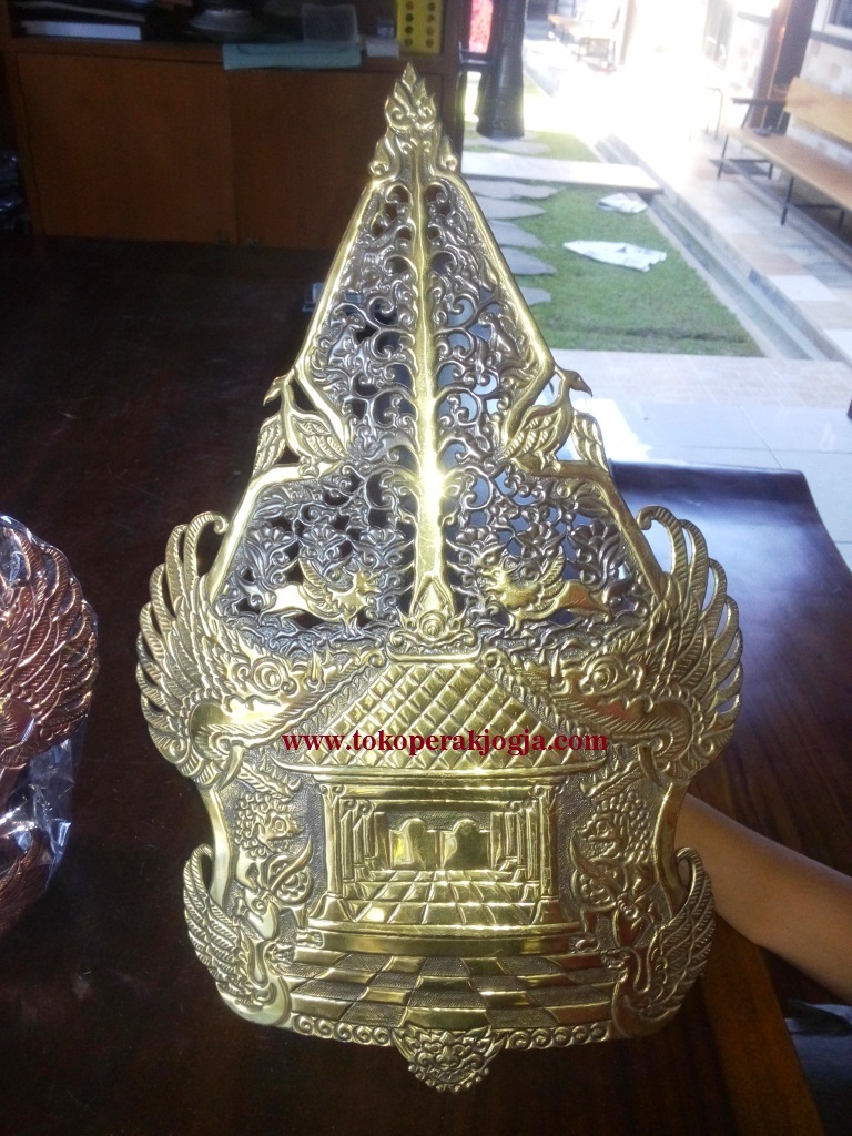 Lampu gantung custom, kap lampu custom, lampu dinding custom, lampu hias taman, kerajinan lampu kuningan, pengrajin lampu tembaga, kerajinan lampu alumunium, lampu tempel tembaga kuningan, kerajinan lampu hias,