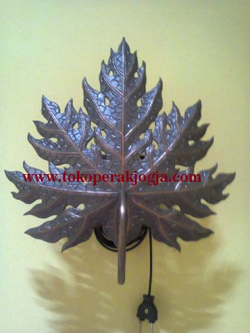 Lampu gantung custom, kap lampu custom, lampu dinding custom, lampu hias taman, kerajinan lampu kuningan, pengrajin lampu tembaga, kerajinan lampu alumunium, lampu tempel tembaga kuningan, kerajinan lampu hias,