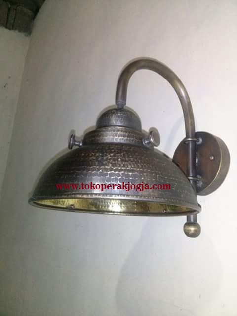 Lampu gantung custom, kap lampu custom, lampu dinding custom, lampu hias taman, kerajinan lampu kuningan, pengrajin lampu tembaga, kerajinan lampu alumunium, lampu tempel tembaga kuningan, kerajinan lampu hias,