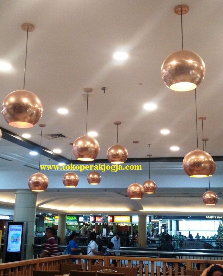 Lampu gantung custom, kap lampu custom, lampu dinding custom, lampu hias taman, kerajinan lampu kuningan, pengrajin lampu tembaga, kerajinan lampu alumunium, lampu tempel tembaga kuningan, kerajinan lampu hias,