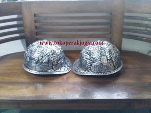 Helm ukir perak, helm ukir custom, helm ukir kotagede, toko helm ukir perak, helm ukir silver, helm ukir tembaga, helm ukir kuningan, helm ukir alumunium, harga helm ukir, Plakat helm ukir, motif batik kalimantan
