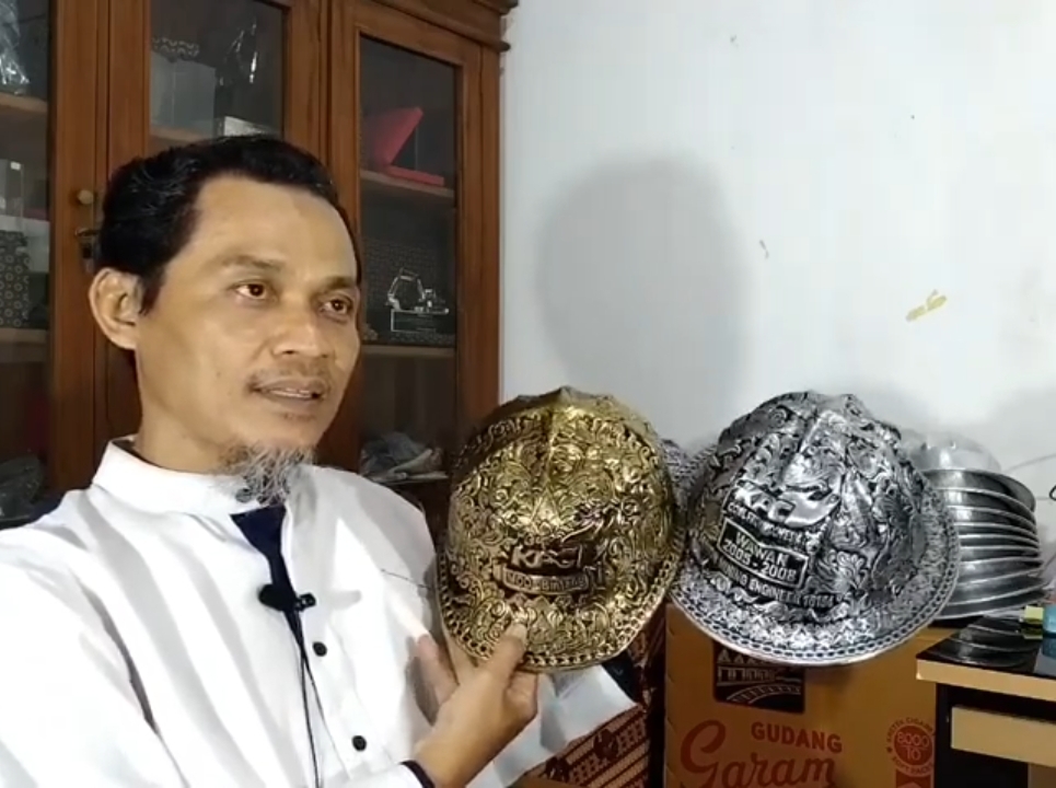 toko perak jogja, toko perak kotagede, silver kotagede, miniatur silver perak custom, plakat wayang custom, wayang silver, jasa cor casting logam, miniature silver custom, helm ukir custom, pin silver, piala medali silver,