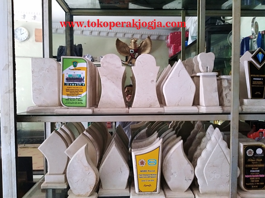 plakat akrilik resin, plakat kayu, plakat fiber, plakat wayang jogja, pusat plakat jogja, plakat wayang, harga plakat wisuda, piala, tropi, plakat custom, plakat pertambangan, plakat miniatur perak, plakat miniatur silver, pin perak kotagede, 