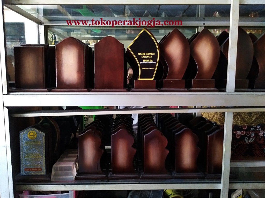 plakat akrilik resin, plakat kayu, plakat fiber, plakat wayang jogja, pusat plakat jogja, plakat wayang, harga plakat wisuda, piala, tropi, plakat custom, plakat pertambangan, plakat miniatur perak, plakat miniatur silver, pin perak kotagede, 