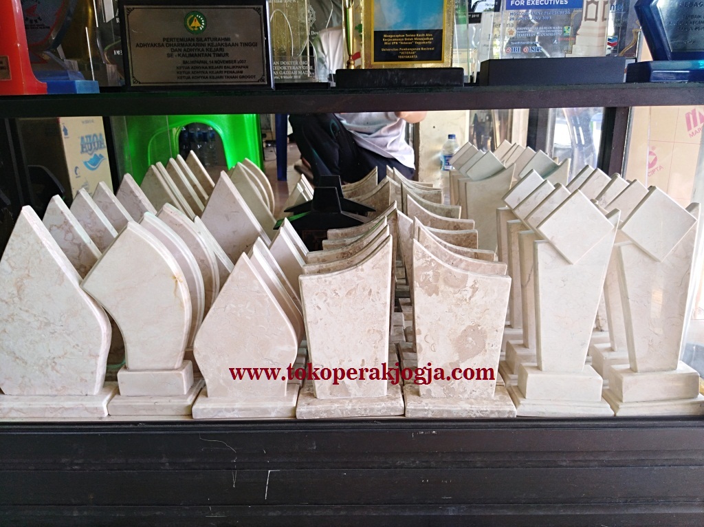 plakat silver custom, piala silver custom, thropy silver custom, thropi piala, medali custom, medali perak emas, medali silver, plakat wayang custom, wayang perak silver, pen holder, plakat gunungan silver, plakat pendawa lima,