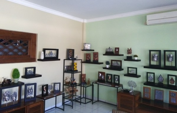 toko perak jogja, toko perak kotagede, silver kotagede, miniatur silver perak custom, plakat wayang custom, wayang silver, jasa cor casting logam, miniature silver custom, helm ukir custom, pin silver, piala medali silver,