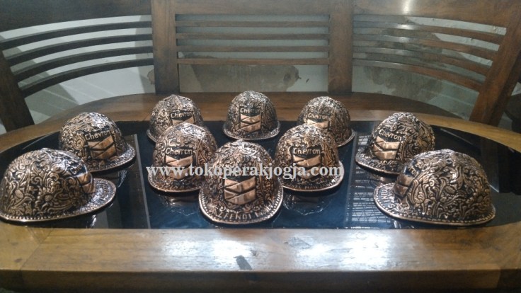 Helm ukir perak, helm ukir custom, helm ukir kotagede, toko helm perak, helm ukir silver, helm ukir tembaga, helm ukir kuningan, helm ukir alumunium, harga helm ukir, Plakat helm ukir, helm ukir pt chevron
