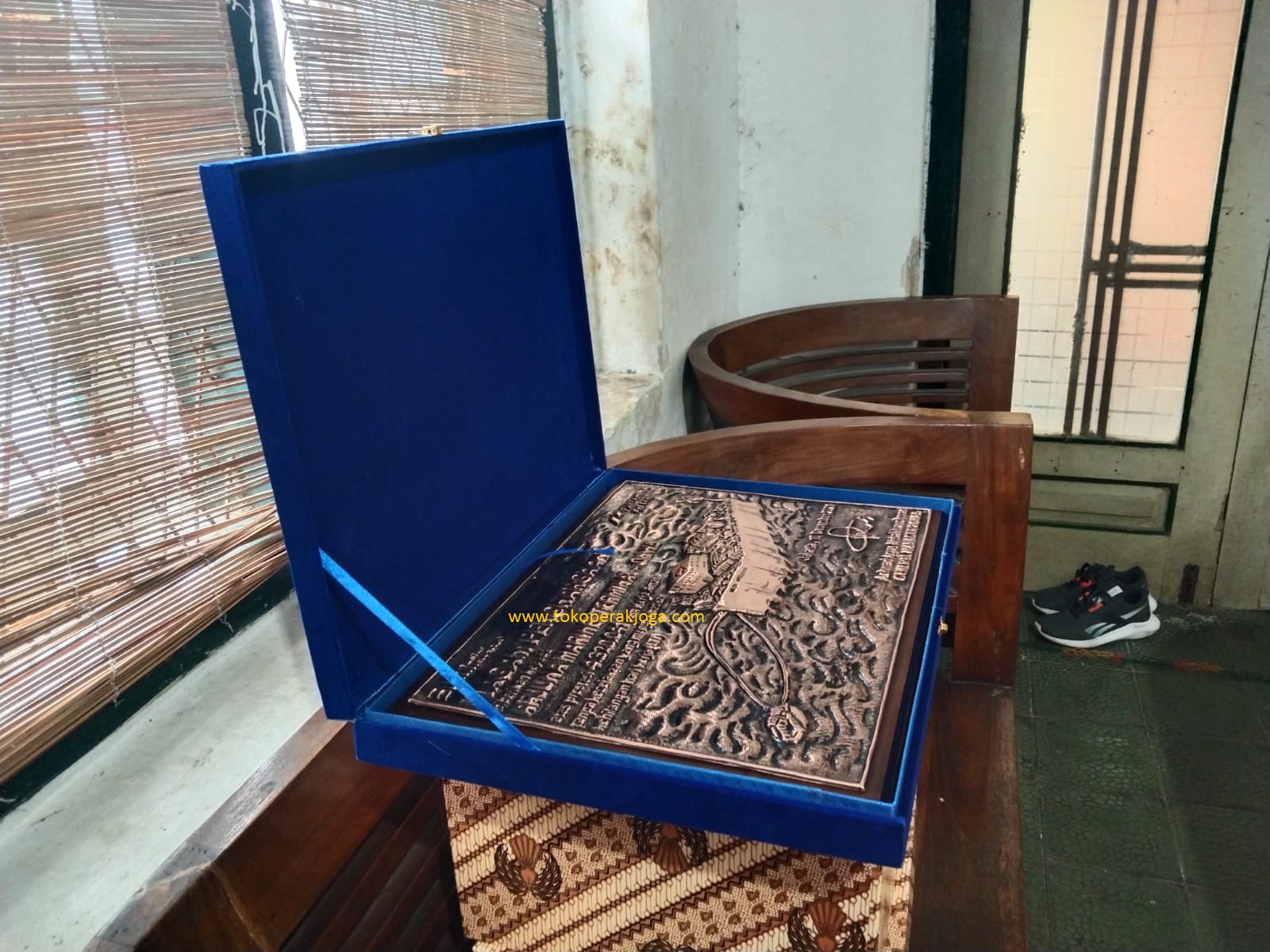 plakat silver custom, piala silver custom, thropy silver custom, thropi piala, medali custom, medali perak emas, medali silver, plakat wayang custom, wayang perak silver, pen holder, plakat gunungan silver, plakat pendawa lima,