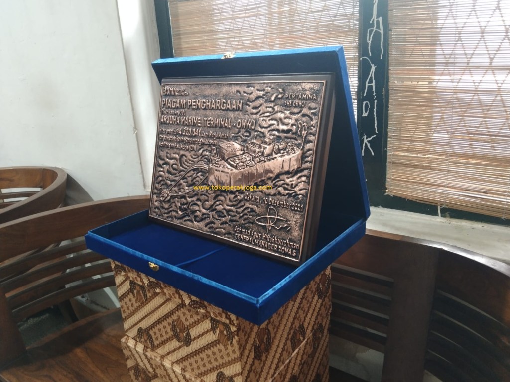 plakat silver custom, piala silver custom, thropy silver custom, thropi piala, medali custom, medali perak emas, medali silver, plakat wayang custom, wayang perak silver, pen holder, plakat gunungan silver, plakat pendawa lima, plakat pertamina pheonwj, 